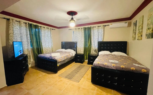 Lovely 2 Bedroom Condo With Pool And Hot Water