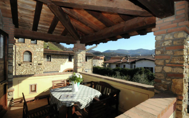 Spacious Apartment in Monticelli Brusati with Pool