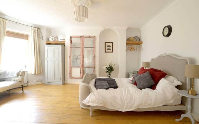 2 Bedroom Apartment Next to the Sea
