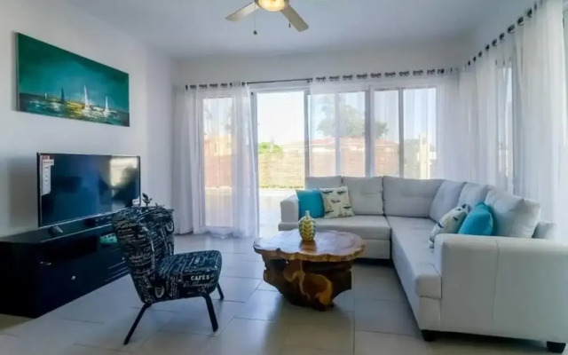 Professionally Decorated Open Concept Villa
