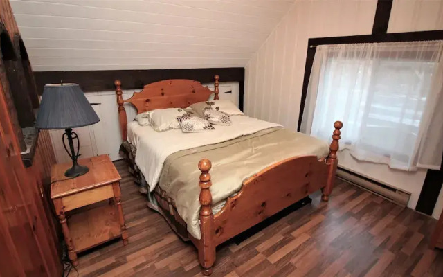 Duhamel Rock Cliff 3-Bedroom Waterfront Chalet