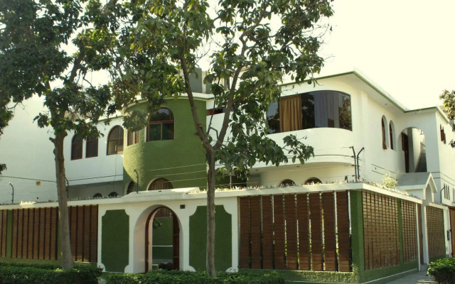 LYNIK La Casa de Blanca