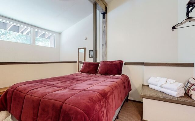 Escape to The Summit - Pool & HT Next Door