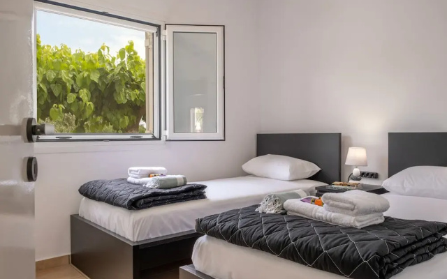 Kournas-sleeps8-parking-garden-pool-petfriendly