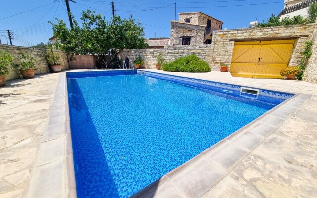 Skarinou Village Poolside Escape Studio