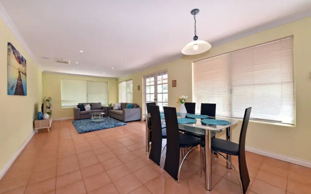 Redcliff Home Close to City & Airport