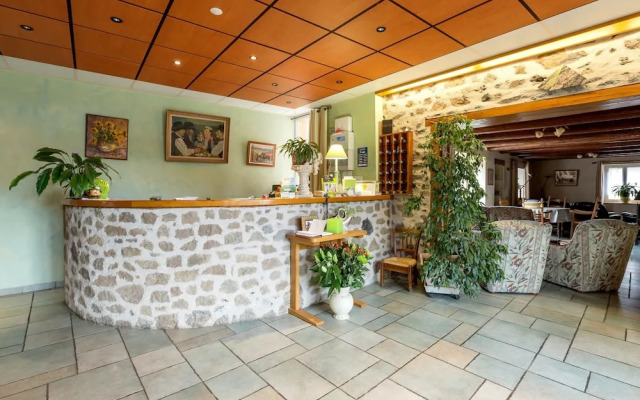 Hôtel-Restaurant La Crèche et sa piscine intérieure - Logis Hôtels