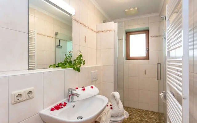 Elegant Apartment in Saalbach-hinterglemm Near Ski Bus
