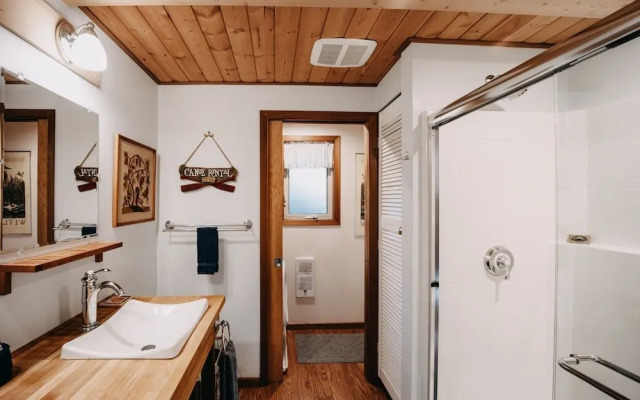 04sl- Hot Tub - Bbq - Pets Ok - Sleeps 5 1 Bedroom Home by RedAwning