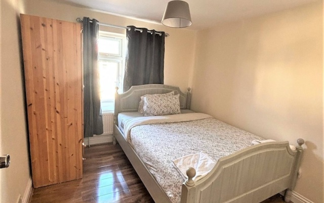 Large & Cozy 5-bed House in a Quiet Dagenham Area