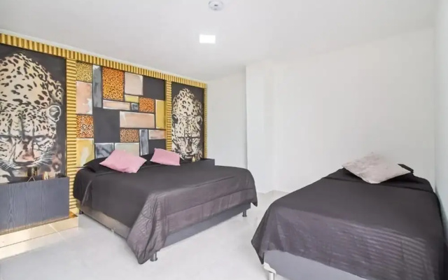 2bedroom with pooltable 1 block -Lleras
