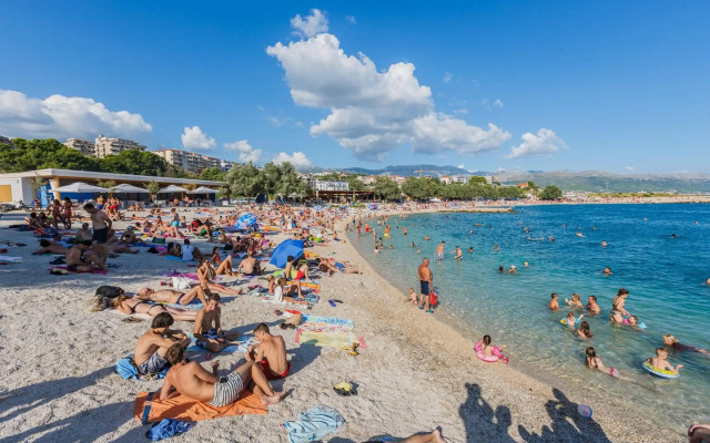 Apartments with a parking space Split - 19039