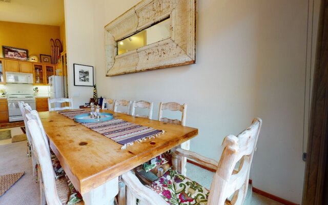 Snowcreek V 760 Pet-Friendly, Amazing Mountain Views, Private 2 Car Garage, Washer Dryer by RedAwning