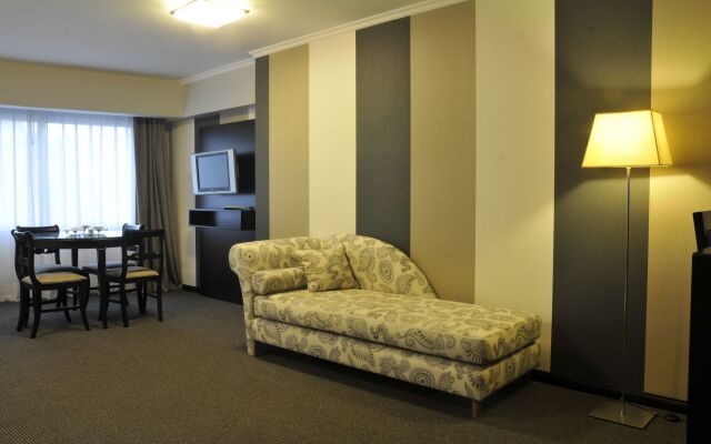 Plaza Real Suites Hotel