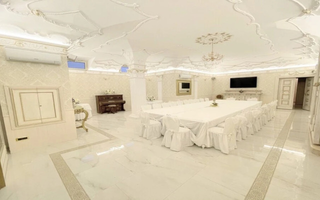 24 Guests - Heartbreaking Lake View and Pool