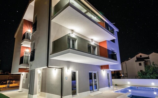 Beautiful Home in Stobrec With Jacuzzi, Wifi and 8 Bedrooms