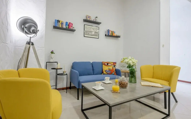 Yellow house with private parking
