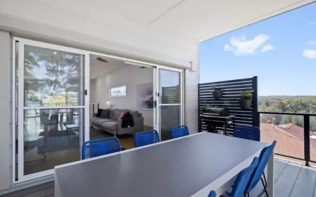 3-bed Coastal Getaway With Direct Beach Access