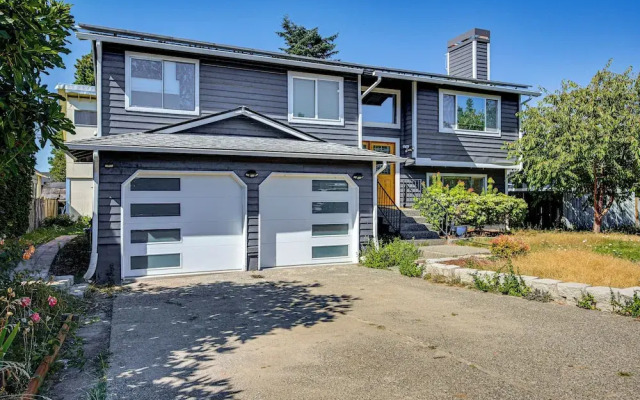 1 Mi to Puget Sound Shores: Modern Des Moines Apt!