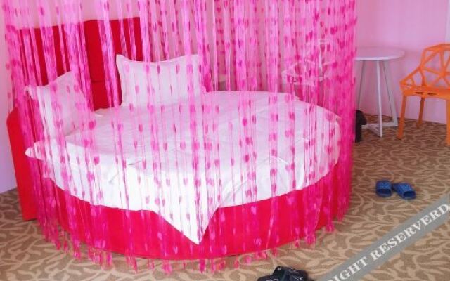 We+ Boutique Theme Hotel (Lingchuan University of Electronic Science and Technology Huajiang Campus)