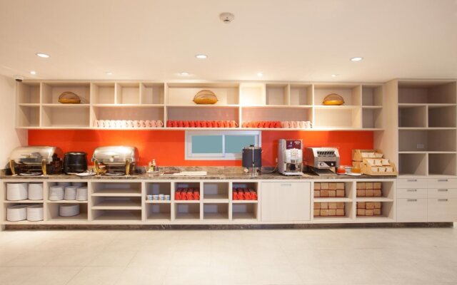 Recenta Suite Phuket Suanluang