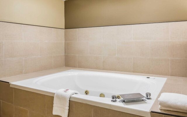 Comfort Inn & Suites Hamilton Place