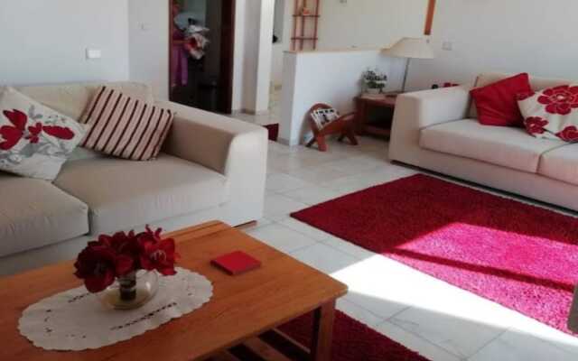 3 Bed Villa, Sleeps 6, Free WiFi, Quiet Location