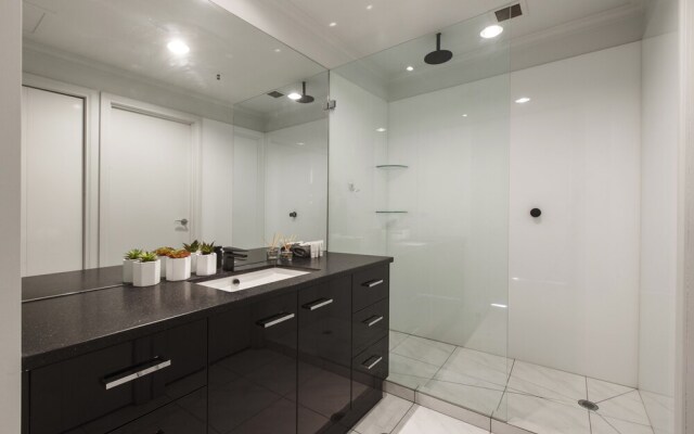 Heart of Theatre District - Pool & Gym