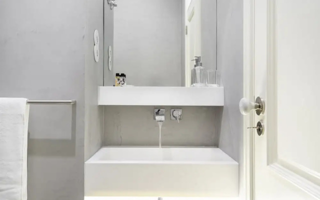 JOIVY Luxurious 2BR Apt w/street view, 2mins to Santa Justa Lift