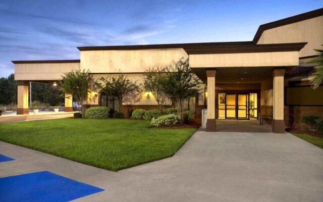 Cottonwood Suites Savannah Hotel & Conference Center