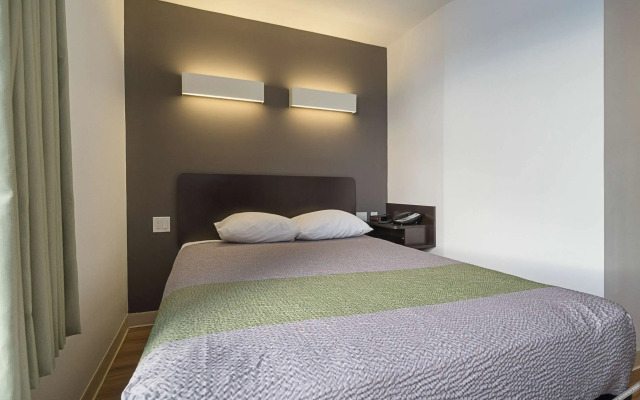 Studio 6-Bruderheim, AB