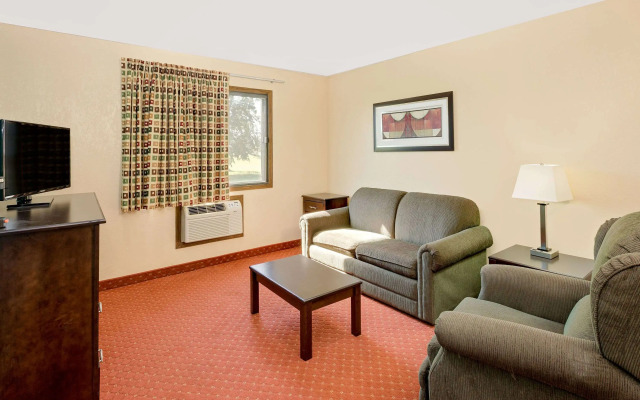 Howard Johnson by Wyndham Waterloo/Cedar Falls