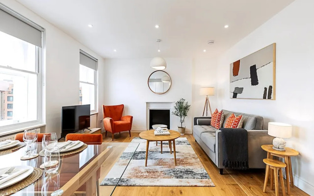Light & Luxury Chelsea Apartment: Private Balcony!