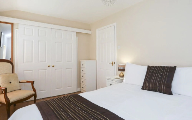 3 The Coach House - Penthouse Apartment