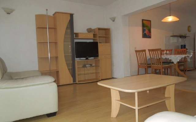 Josi - Free Parking - A1