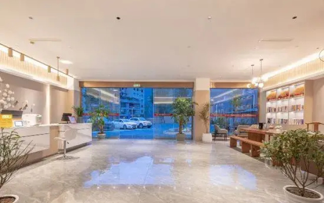 Huayu Light Luxury Hotel