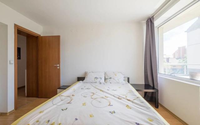 FM Economy 2-BDR Apartment - James Bond's