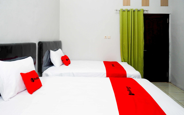 RedDoorz near Patung Kuda Solo Baru