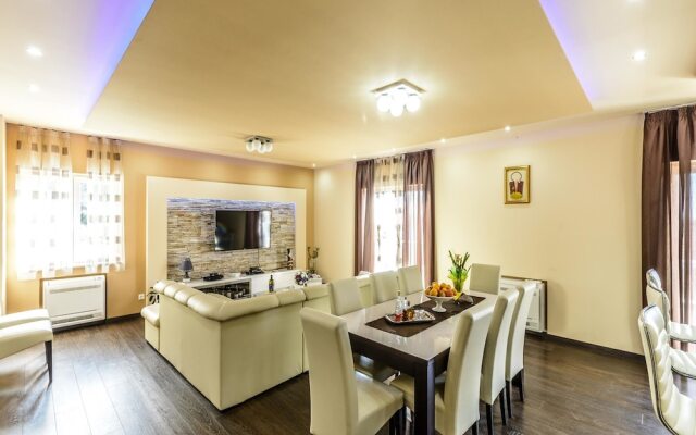 Villa Pave / Six Bedrooms H1