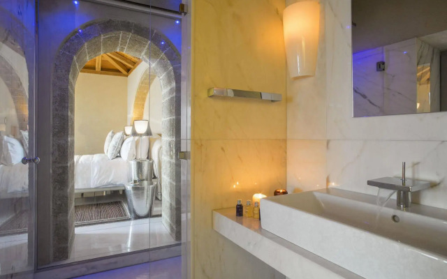 Moni Emvasis Luxury Suites