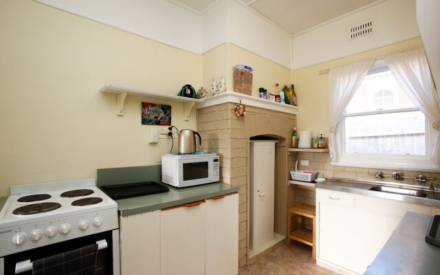 Tullys Hut - Walk to Hikes, Waterfalls, Views