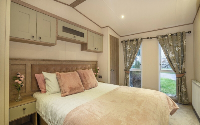 Luxury Family Lodge -sleeps 6 -golf-beach-starlink