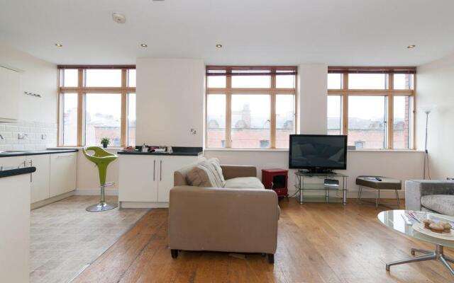 Luxury 3BR Penthouse Suite with Rooftop Terrace