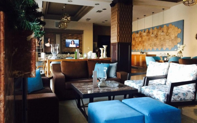 Maison Hotel