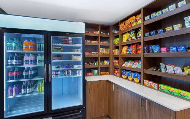 La Quinta Inn & Suites by Wyndham Nashville Airport