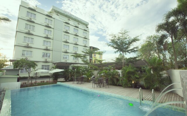 Platinum River View Hotel