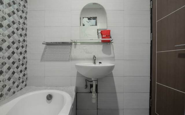 RedDoorz Plus near Lippo Cikarang Mall 2