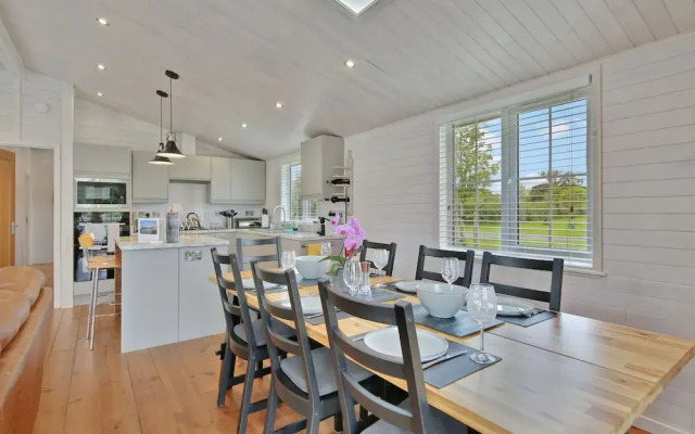 Host Stay Mahonia Lodge