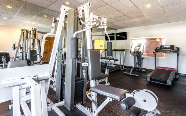 Days Inn & Suites by Wyndham Roseville/Detroit Area