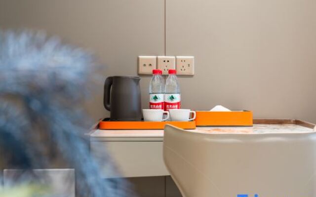 Z-Club Hotel(Tanglang Subway Station Branch)